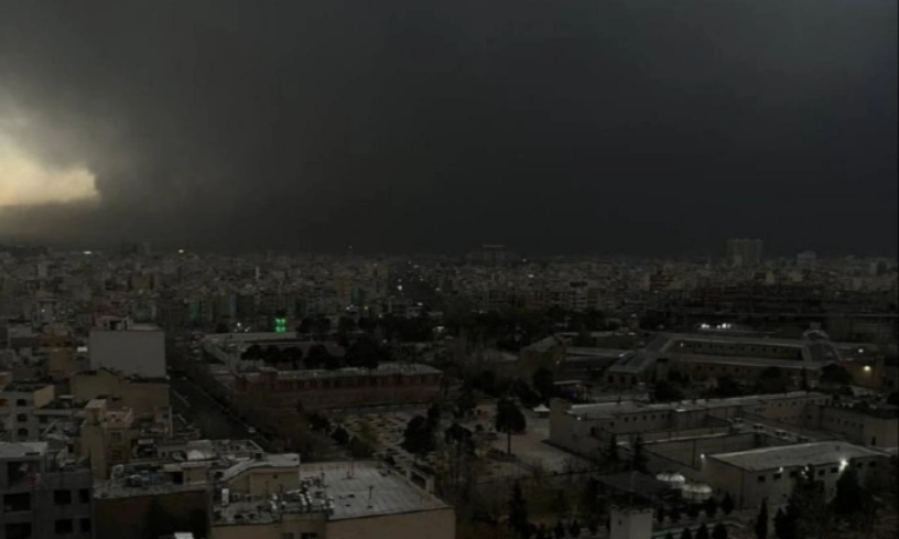 Bầu trời đen đặc tại thủ đô Tehran, Iran, sáng 8/3. Ảnh: Turkiye Today