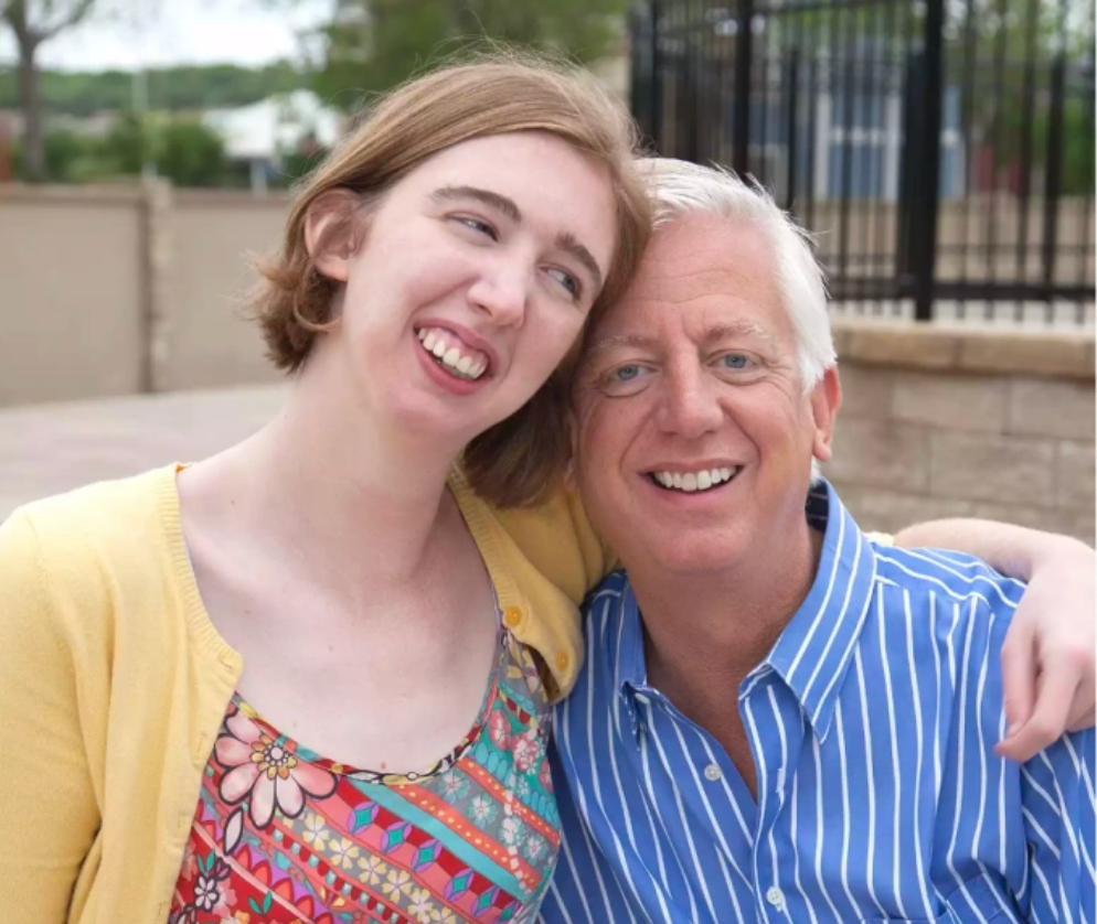 Morgan Hartman và bố, ông Gordon Hartman ở công viên Morgans Wonderland, bang Texas, Mỹ. Ảnh: CBS