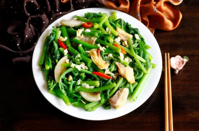 Rau bí xào tóp mỡ. Ảnh: Bùi Thủy