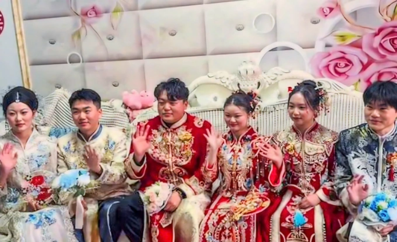 Đám cưới cùng ngày của ba anh sinh ba. Ảnh: Jimu News