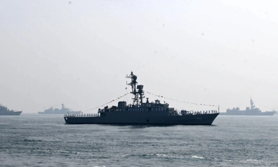 Hộ vệ hạm IRIS Dena của Iran trên Vịnh Bengal trong Lễ Duyệt binh Hạm đội Quốc tế tổ chức tại Visakhapatnam, Ấn Độ, ngày 18/2. Ảnh: AP