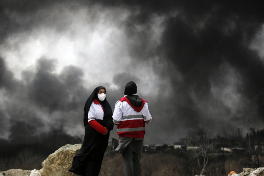 Khói đen bao trùm sau khi Israel tập kích hạ tầng dầu mỏ Iran ở Tehran, ngày 8/3. Ảnh: AFP