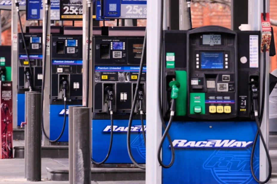 Một trạm xăng dầu ở Plano, bang Texas, Mỹ ngày 6/3. Ảnh: AP