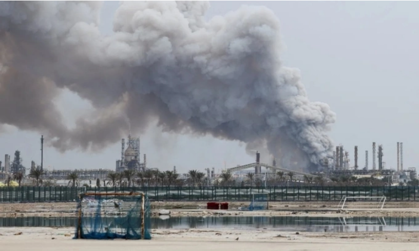 Khói bốc lên sau một cuộc tập kích của Iran vào Bahrain. Ảnh: Reuters