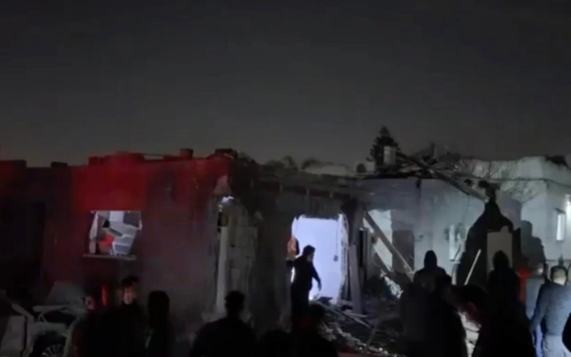 Một ngôi nhà bị hư hỏng nặng tại Zarzir sáng nay. Ảnh: Kann News