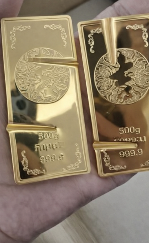 Một số miếng vàng trong túi bị vứt nhầm được tìm thấy sau khi bới 10 tấn rác tại bãi tập kết rác, huyện Dặc Dương,Trung Quốc, chiều 8/3. Ảnh: Sohu