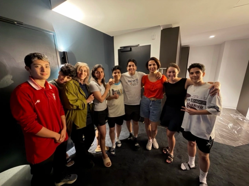 7 thành viên đội tuyển nữ Iran xin tị nạn ở Australia (6 người bên trái và ngoài cùng phải), sau khi dừng bước ở Asian Cup nữ, vào ngày 10/3/2026. Ảnh: X/@Tony_Burke