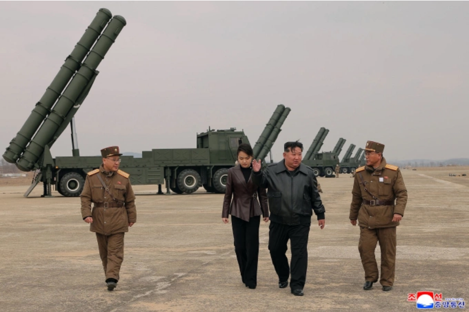 Lãnh đạo Triều Tiên Kim Jong-un (áo đen), cùng con gái Kim Ju-ae, giám sát vụ thử nghiệm MLRS ngày 14/3. Ảnh: KCNA