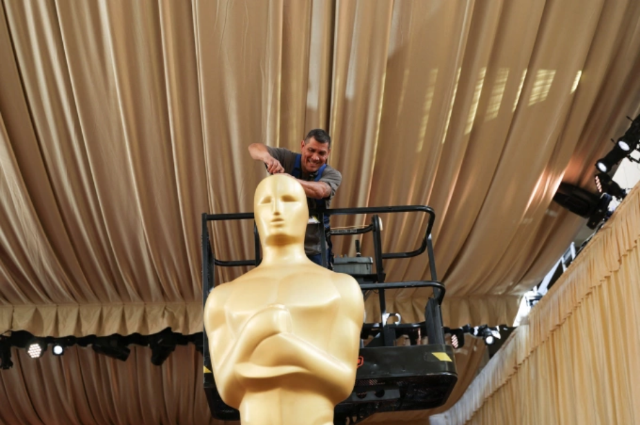 Nhân viên kỹ thuật lắp đặt tượng Oscar bên ngoài Nhà hát Dolby trước thềm lễ trao giải Oscar lần 98, hôm 14/3. Ảnh: AFP