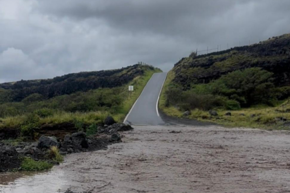 Lũ cuốn một đoạn đường ở Hana, hạt Maui, Hawaii, ngày 13/3. Ảnh: AP