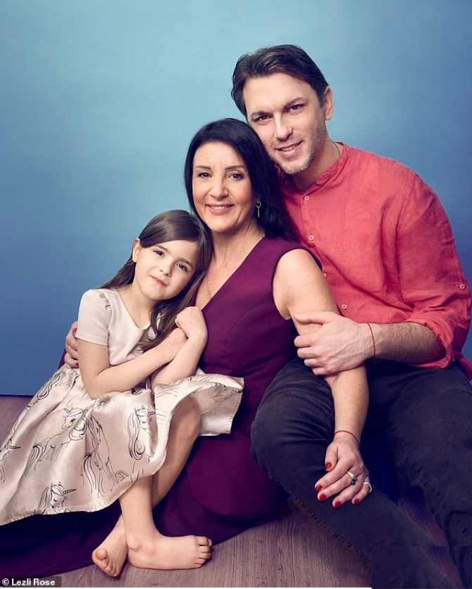 Pilli Cortese, 55 tuổi, cùng chồng Ross Lowe, 34 tuổi, và con gái 5 tuổi, Amelie. Ảnh: Lezli Rose