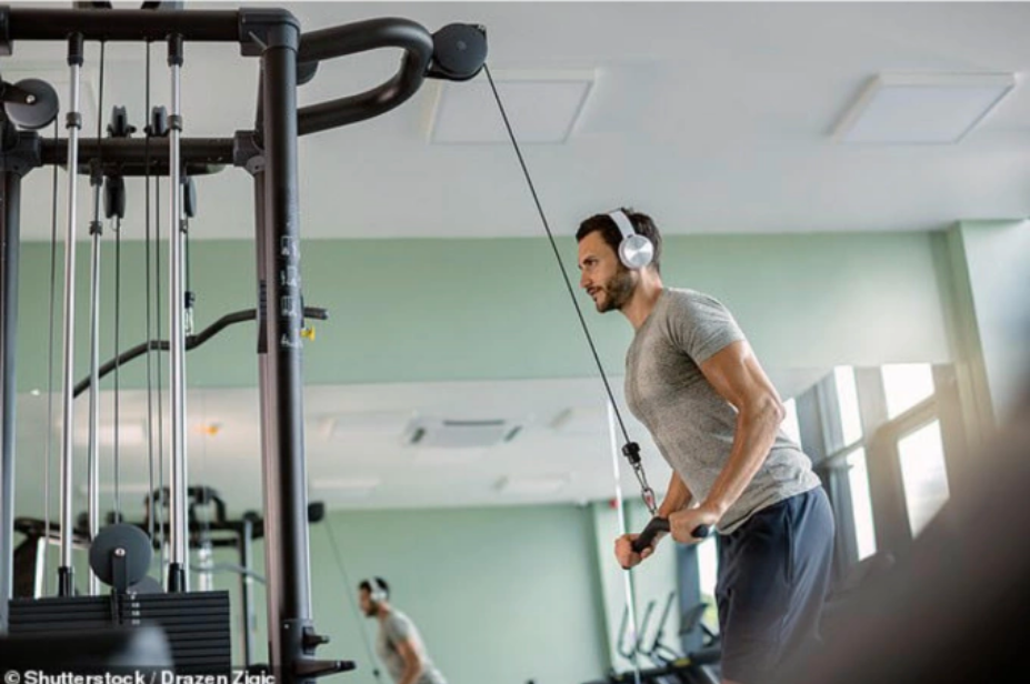 Quần áo tập thể dục thường đẫm mồ hôi sau quá trình vận động, nhưng không nên giặt ngay để tránh bị bốc mùi. Ảnh minh họa: Shutterstock