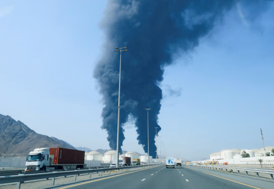 Hình ảnh cảng dầu mỏ tại Fujairah của UAE bốc cháy. Ảnh: Reuters