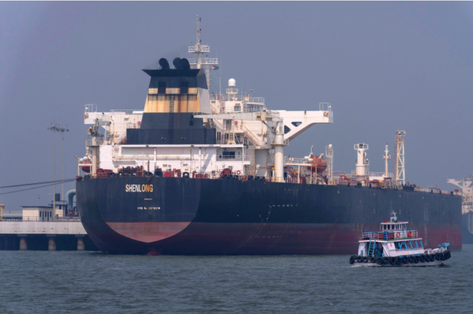 Tàu chở dầu Shenlong Suezmax cập cảng Mumbai ở Ấn Độ sau khi băng qua eo biển Hormuz ngày 12/3. Ảnh: AP