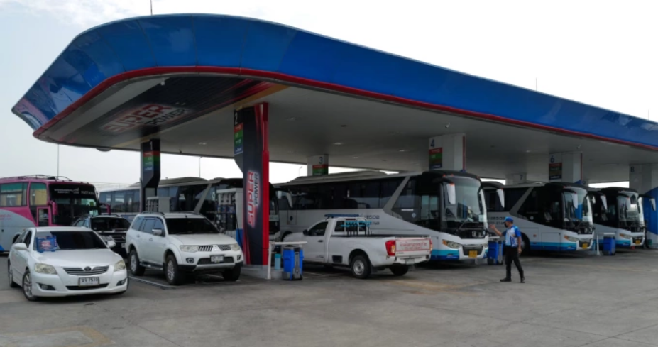 Ô tô xếp hàng chờ đổ xăng tại một trạm xăng ở Bangkok ngày 16/3. Ảnh: Reuters