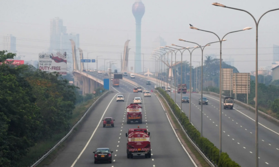 Xe bồn chở nhiên liệu tiến vào Colombo, Sri Lanka, ngày 18/3. Ảnh: AFP