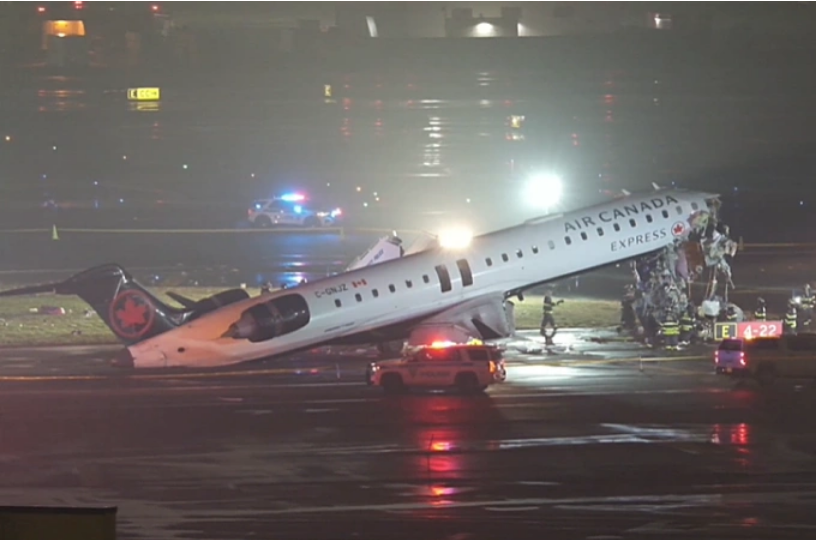 Máy bay của Air Canada Express sau va chạm với xe cứu hộ tại sân bay LaGuardia, New York, đêm 22/3. Ảnh: NYP
