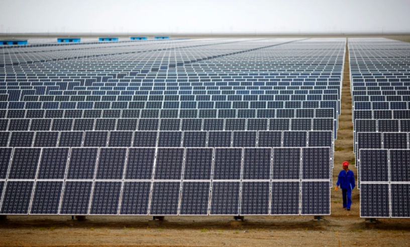 Một trang trại năng lượng mặt trời ở Đôn Hoàng, Trung Quốc. Ảnh: Reuters