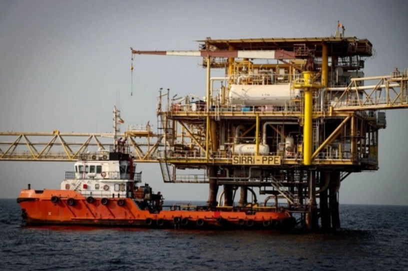 Một tàu neo đậu cạnh giàn khoan dầu ngoài khơi thành phố Ilam của Iran tại vịnh Ba Tư tháng 9/2025. Ảnh: Iranintl