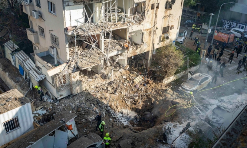 Nhân viên cứu hộ tại hiện trường vụ tập kích tên lửa ở Tel Aviv, Israel ngày 24/3. Ảnh: Flash90