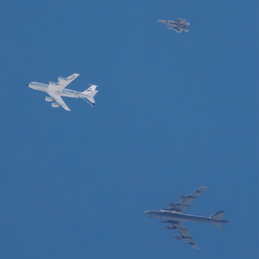 Từ trên xuống, tiêm kích F-22 nâng cấp, máy bay tiếp dầu NKC-135 và oanh tạc cơ B-52 trong ảnh công bố ngày 21/3. Ảnh: X/JarodMHamilton