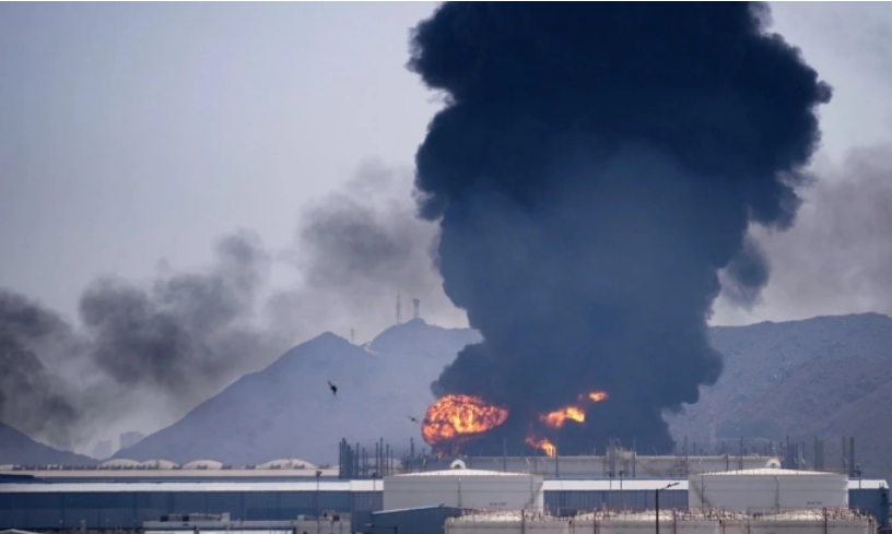 Lửa và khói đen bốc lên sau khi các mảnh vỡ từ một máy bay không người lái của Iran bị đánh chặn rơi trúng cơ sở dầu mỏ ở Fujairah, UAV, hôm 14/3. Ảnh: Reuters