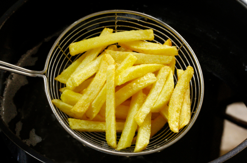 Lửa đầu tiên chiên sơ khoai tây. Ảnh: Bùi Thủy