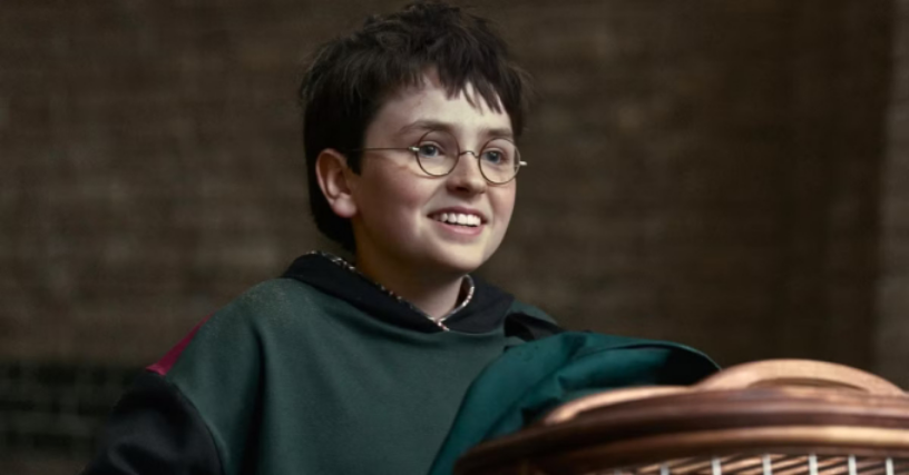 Dominic McLaughlin trong vai Harry Potter. Ảnh: HBO