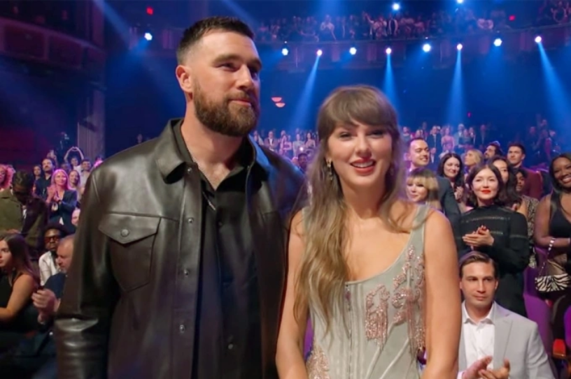 Travis Kelce và Taylor Swift tại lễ trao giải iHeartRadio Music Awards 2026. Ảnh: FOX