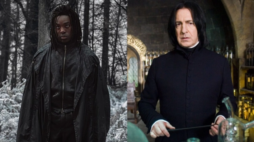 Tạo hình diễn viên Paapa Essiedu trong vai giáo sư Snape phim Harry Potter (trái) và Alan Rickman ở bản điện ảnh. Ảnh: HBO/Warner Bros.