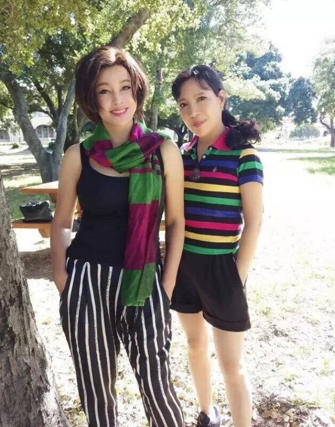 Lưu Hiểu Khánh (trái) bên em gái Hiểu Hồng. Ảnh: Ifeng