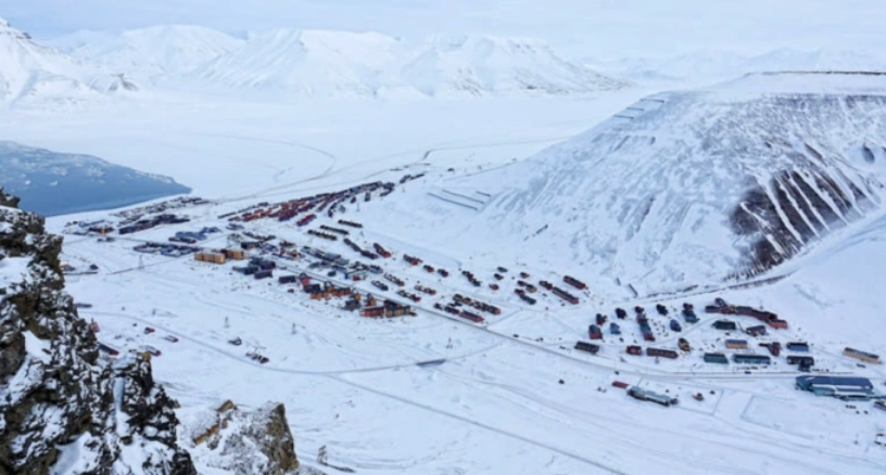 Tại thị trấn Longyearbyen thuộc quần đảo Svalbard, Na Uy bị bao phủ bởi băng tuyết, nhiệt độ thường xuyên dưới 0 độ C. Ảnh: AOL