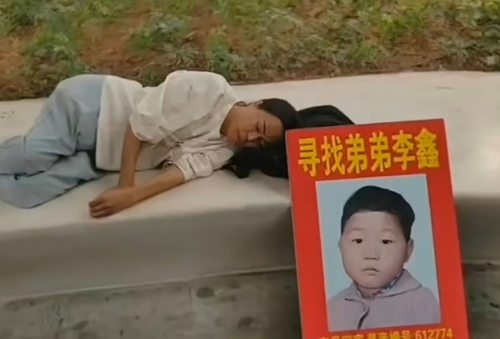 Li Lin nằm xuống cạnh bức ảnh duy nhất mà cô có về người anh trai của mình. Ảnh: mp.weixin.qq.com