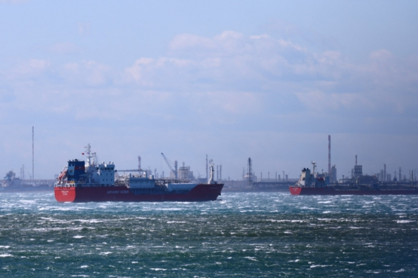 Các tàu chở dầu, khí hóa lỏng thả neo tại cảng Fos-Lavera gần Marseille (Đức) ngày 26/3. Ảnh: Reuters