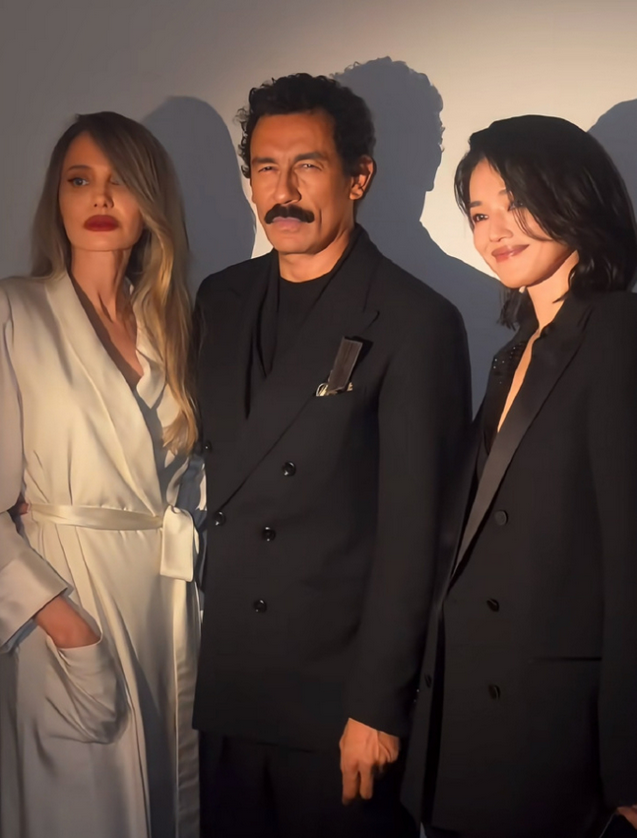 Ngôi sao Trung Quốc hội ngộ minh tinh Angelina Jolie, cùng chụp ảnh kỷ niệm với giám đốc sáng tạo thương hiệu Tom Ford, ông Haider Ackermann. Ảnh: Weibo