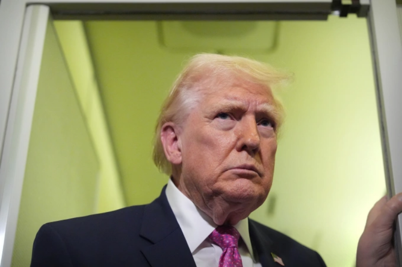 Tổng thống Mỹ Donald Trump trả lời báo chí trên chuyên cơ Không lực Một, cất cánh từ Florida về căn cứ liên hợp Andrews tại Maryland, ngày 29/3. Ảnh: AP