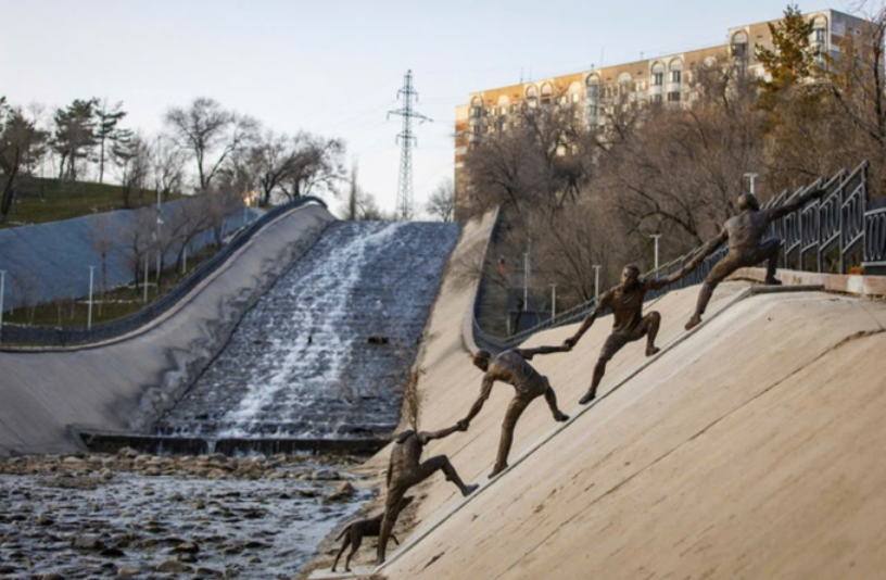 Bức tượng Unity được đặt bên bờ hồ Sayran Reservoir, Almaty, Kazakhstan. Ảnh: Adam Shaw
