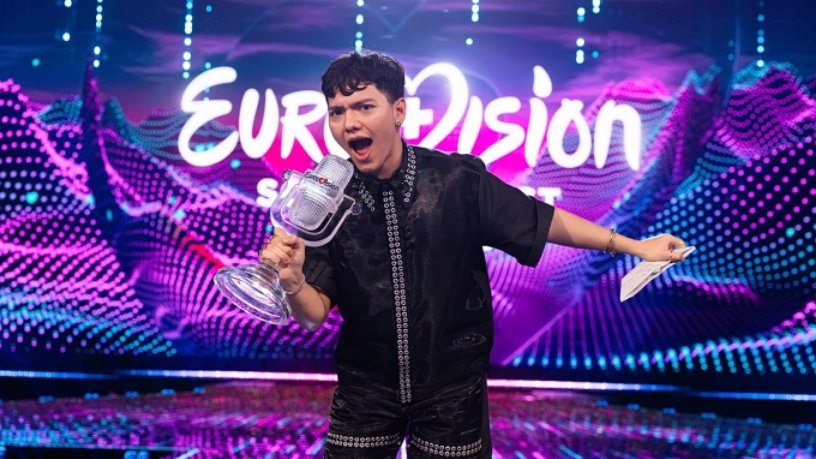 JJ - quán quân Eurovision 2025 - trên sân khấu nhận giải. Năm ngoái, cuộc thi diễn ra tại Thụy Sĩ. Ảnh: Eurovision