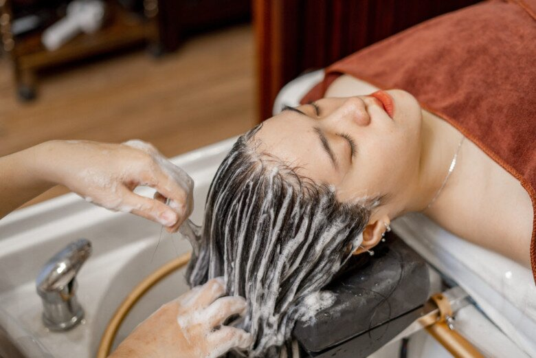 Người ngày nào cũng gội đầu và người 3 ngày gội một lần, tóc của ai dày, chắc khỏe và ít rụng hơn? - 1