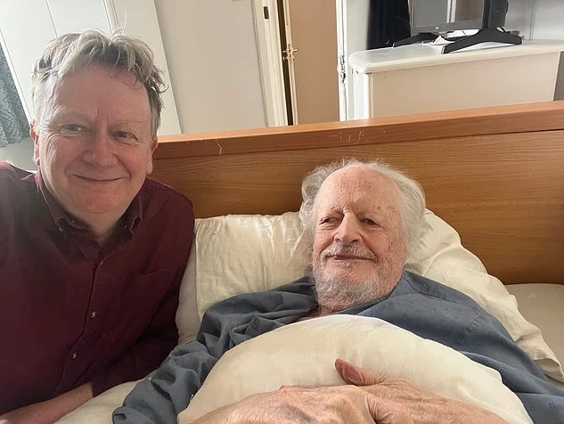 Nhà báo Andrew Penman và chú Richard trong một viện dưỡng lão ở Anh. Ảnh: Dailymail
