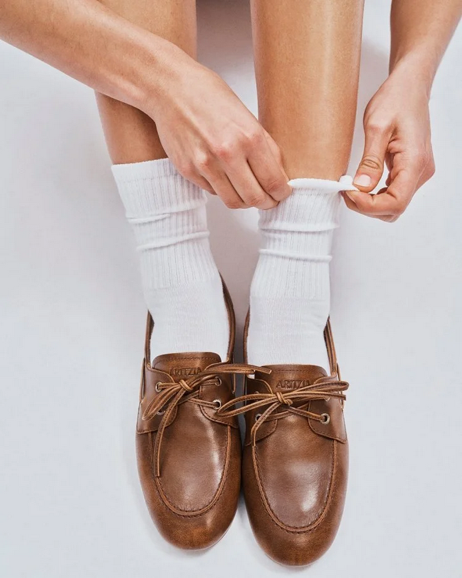 Giày boat mang tinh thần phóng khoáng của biển cả, kết hợp hài hòa giữa nét cổ điển và hiện đại, trở thành điểm nhấn thời trang linh hoạt cho mùa hè 2026.