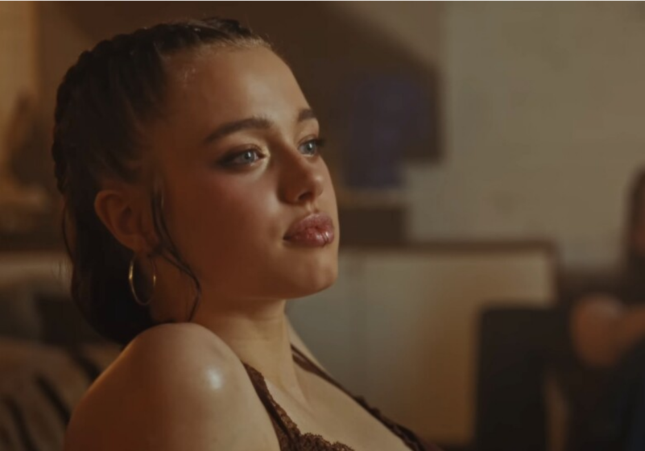 Shiloh xuất hiện trong MV What’s A Girl To Do của Dayoung.