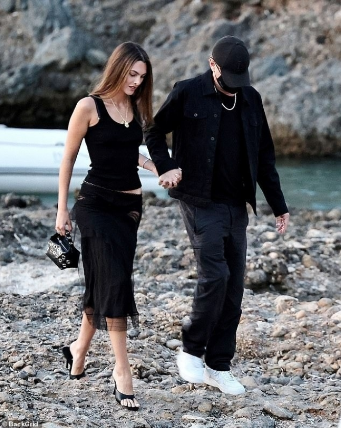 Đôi uyên ương Leonardo DiCaprio, Vittoria Ceretti tận hưởng kỳ nghỉ trên đảo Ibiza, tháng 8/2025. Ảnh: Backgrid