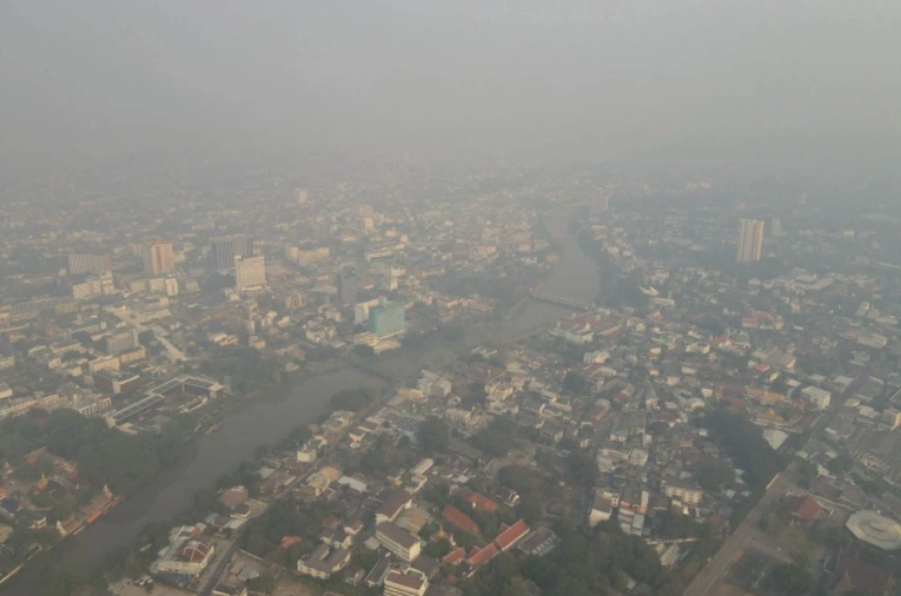 Một góc nhìn thành phố Chiang Mai, miền Bắc Thái Lan từ trên cao bị ô nhiễm không khí, ngày 31/3. Ảnh: Reuters