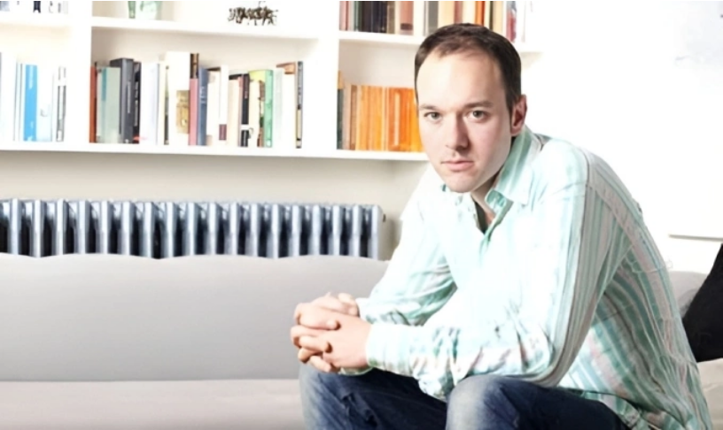 Alex Preston viết nhiều cho tờ Observer và Financial Times, cộng tác The Guardian và Economist. Ông đã viết sáu bài phê bình cho New York Times, từ năm 2021 đến 2026. Ông là tác giả của sáu cuốn sách, gần nhất là A Stranger in Corfu, xuất bản hồi tháng 2. Ảnh: Katherine Rose