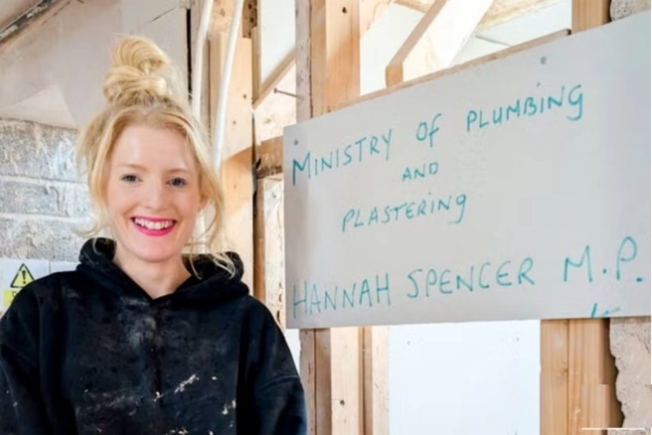 Hannah Spencer, một thợ sửa ống nước thành nghị sĩ. Ảnh: Instagram