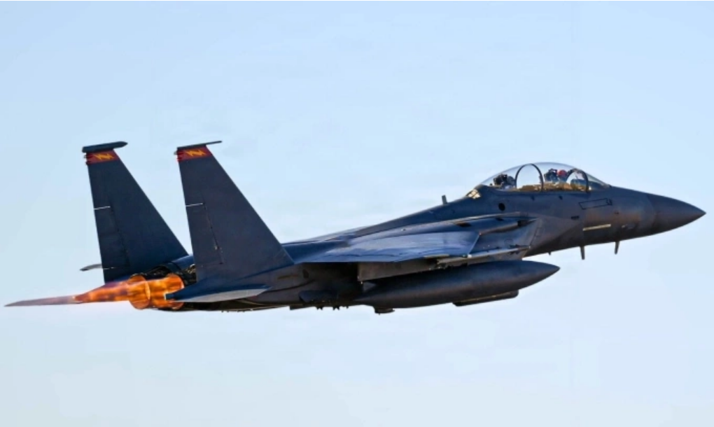 Hiện trường máy bay Mỹ bốc cháy tại Iran ngày 5/4. Video: Tasnim