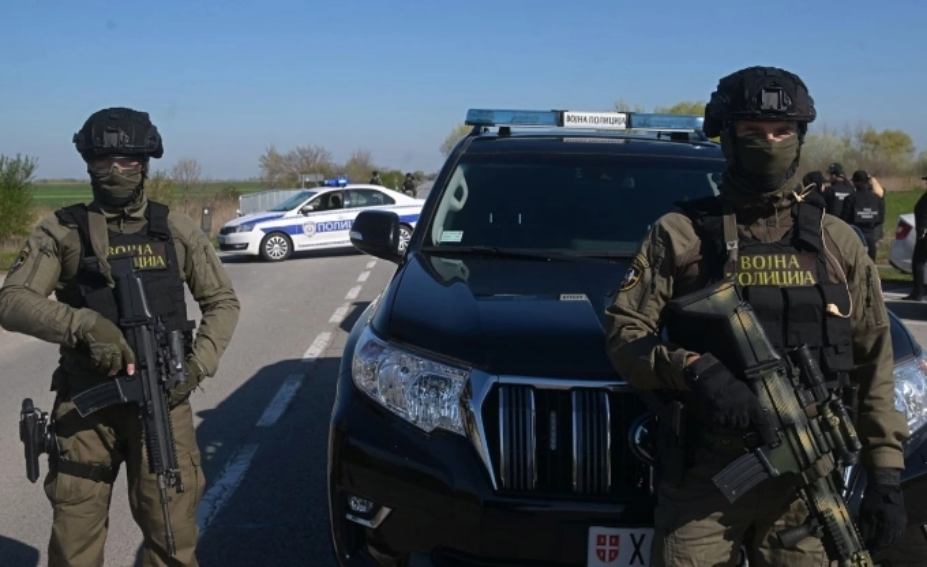Cảnh sát Serbia chặn tuyến đường gần Kanjiza sau khi thông báo phát hiện thuốc nổ gần dự án đường ống khí đốt Dòng chảy Balkan. Ảnh: Bộ Quốc phòng Serbia