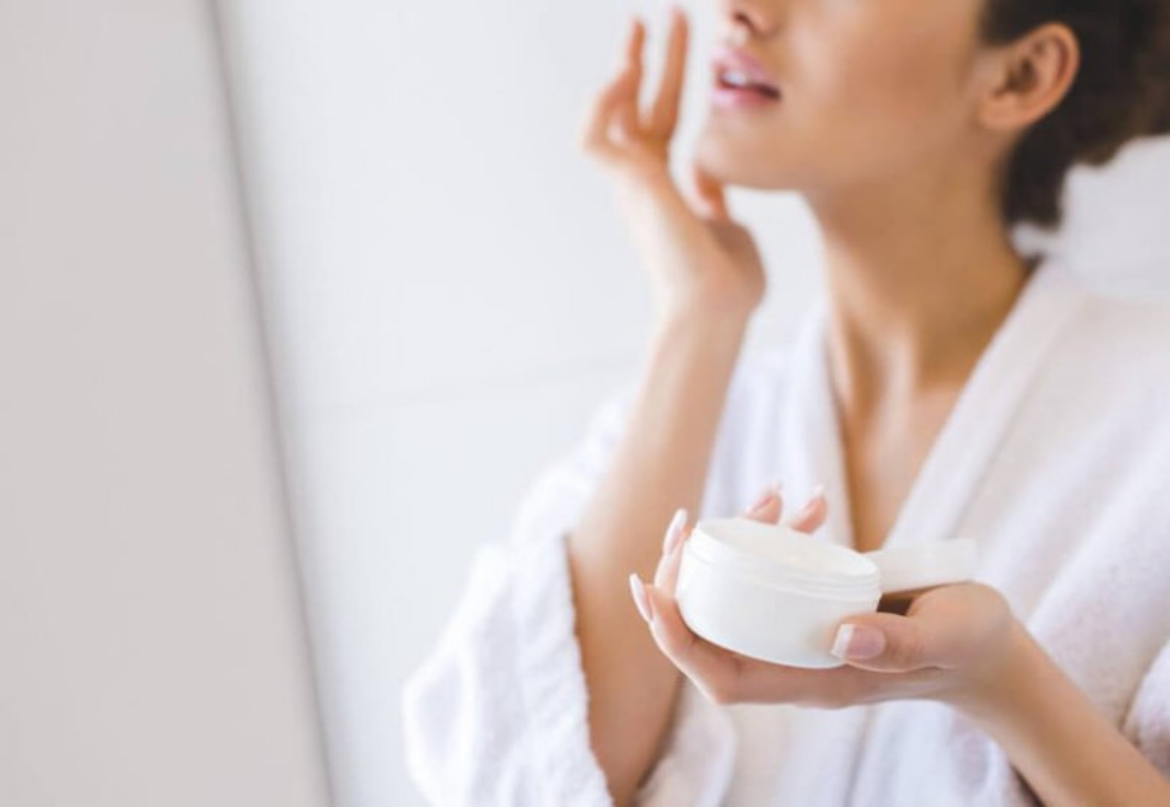 Thoa kem chống nắng, chị em áp dụng công thức amp;#34;2 trước - 3 sauamp;#34; vừa chặn tia UV vừa giữ collagen - 1