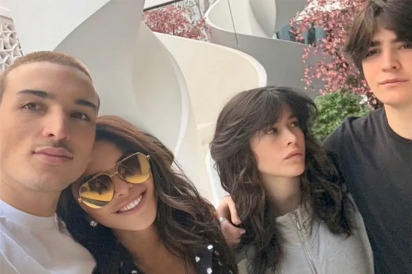 Lauren Sánchez bên ba con riêng. Từ trái qua: Nikko - 25 tuổi, con của Lauren và bạn trai cũ Tony Gonzalez, Ella và Evan - con của chồng cũ Patrick Whitesell. Ảnh: Instagram Lauren Sánchez